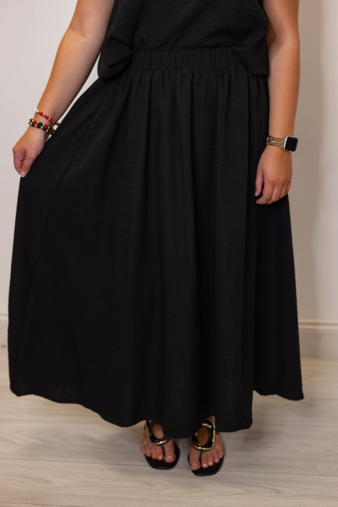 Women's trendy black textured midi skirt with pleats by Entro, perfect for fall