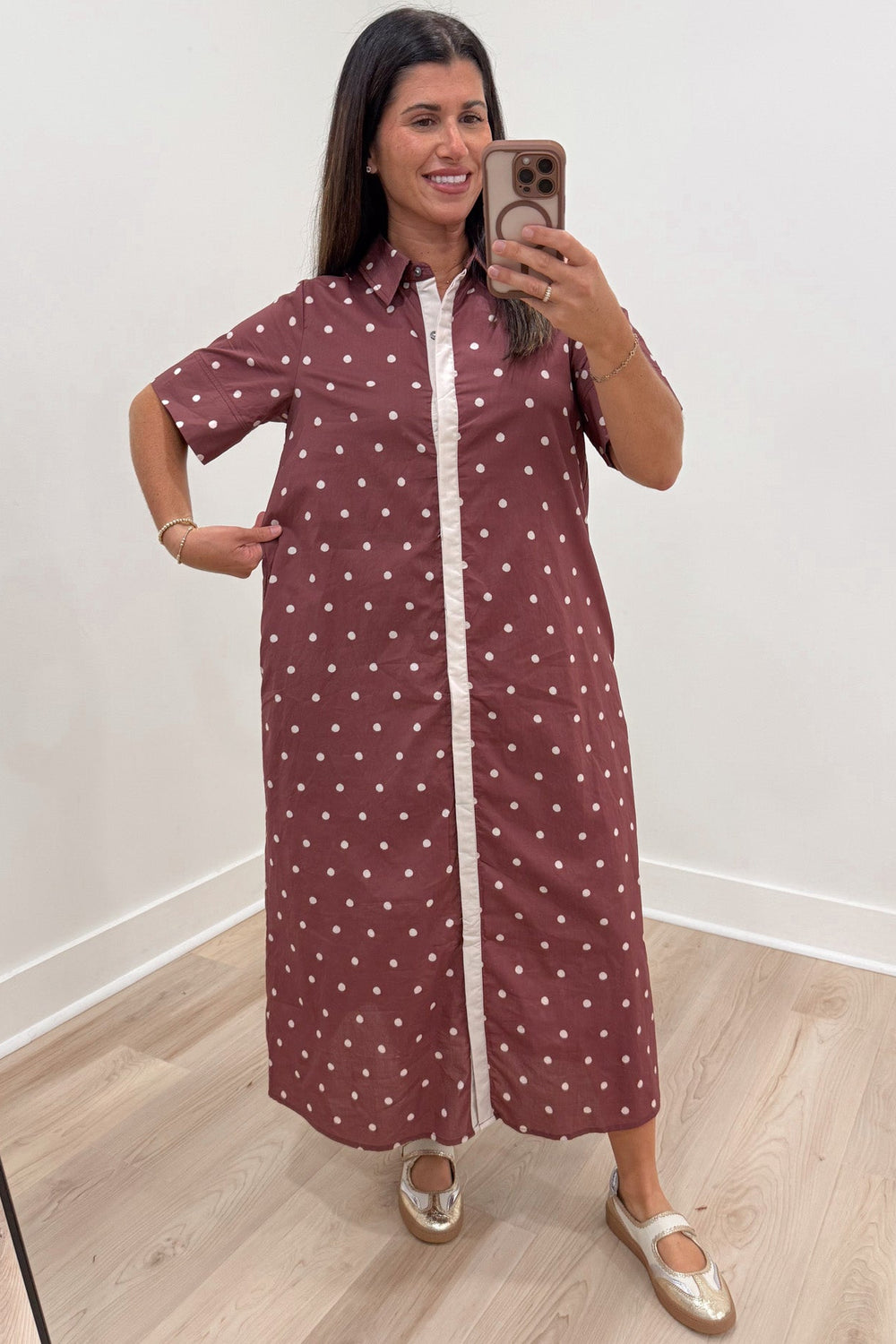 brown with off-white polka dot print short sleeve button front relaxed silhouette cotton poplin midi dress