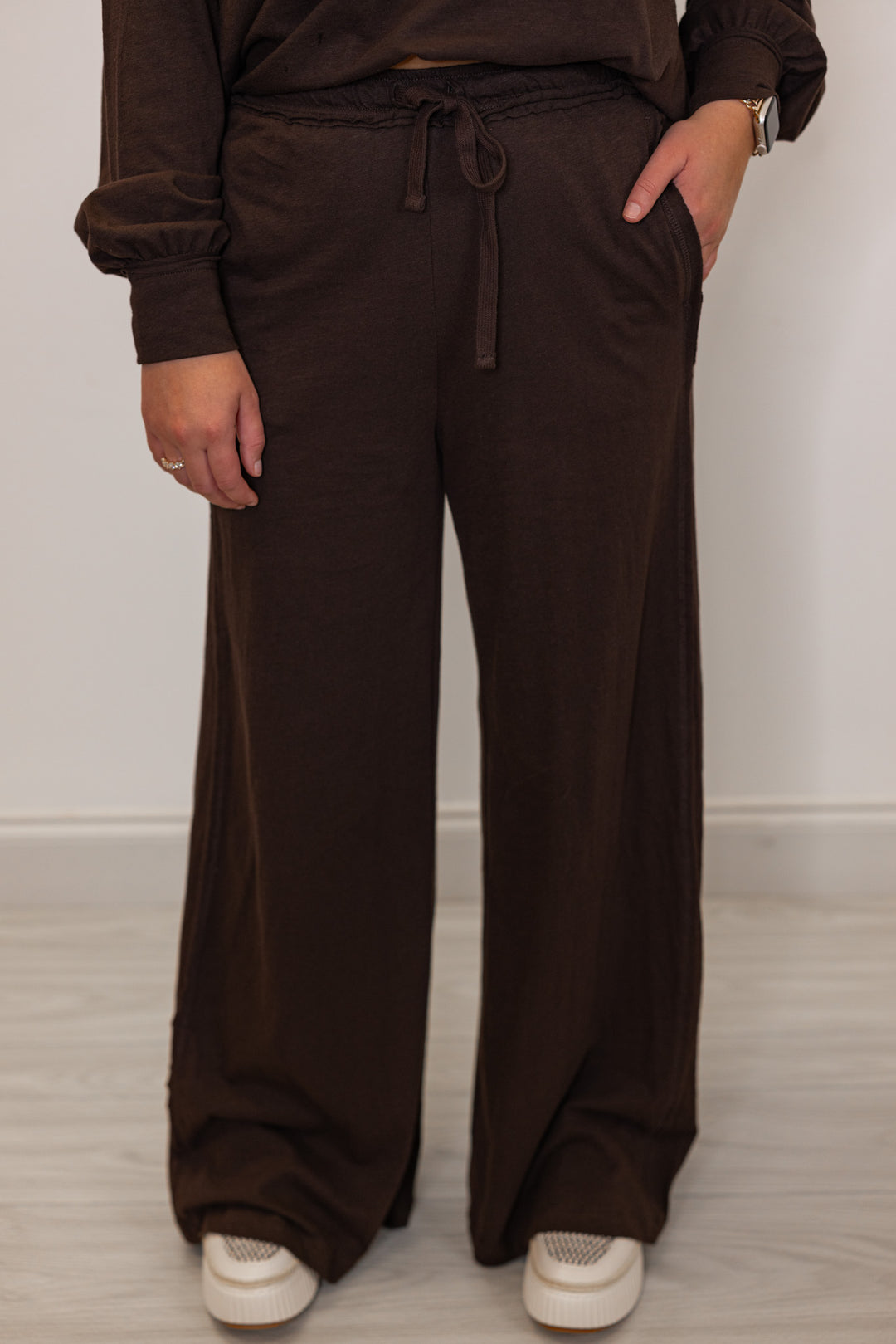 Women's chocolate brown active pants with pockets and drawstring waistband