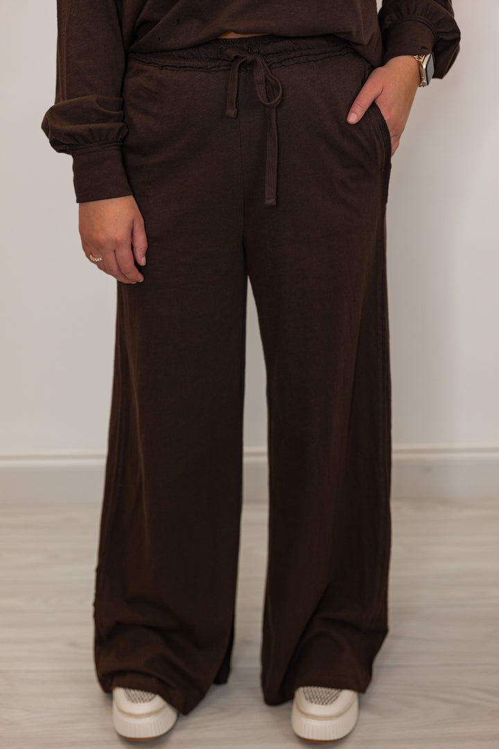 Women's chocolate brown active pants with pockets and drawstring waistband