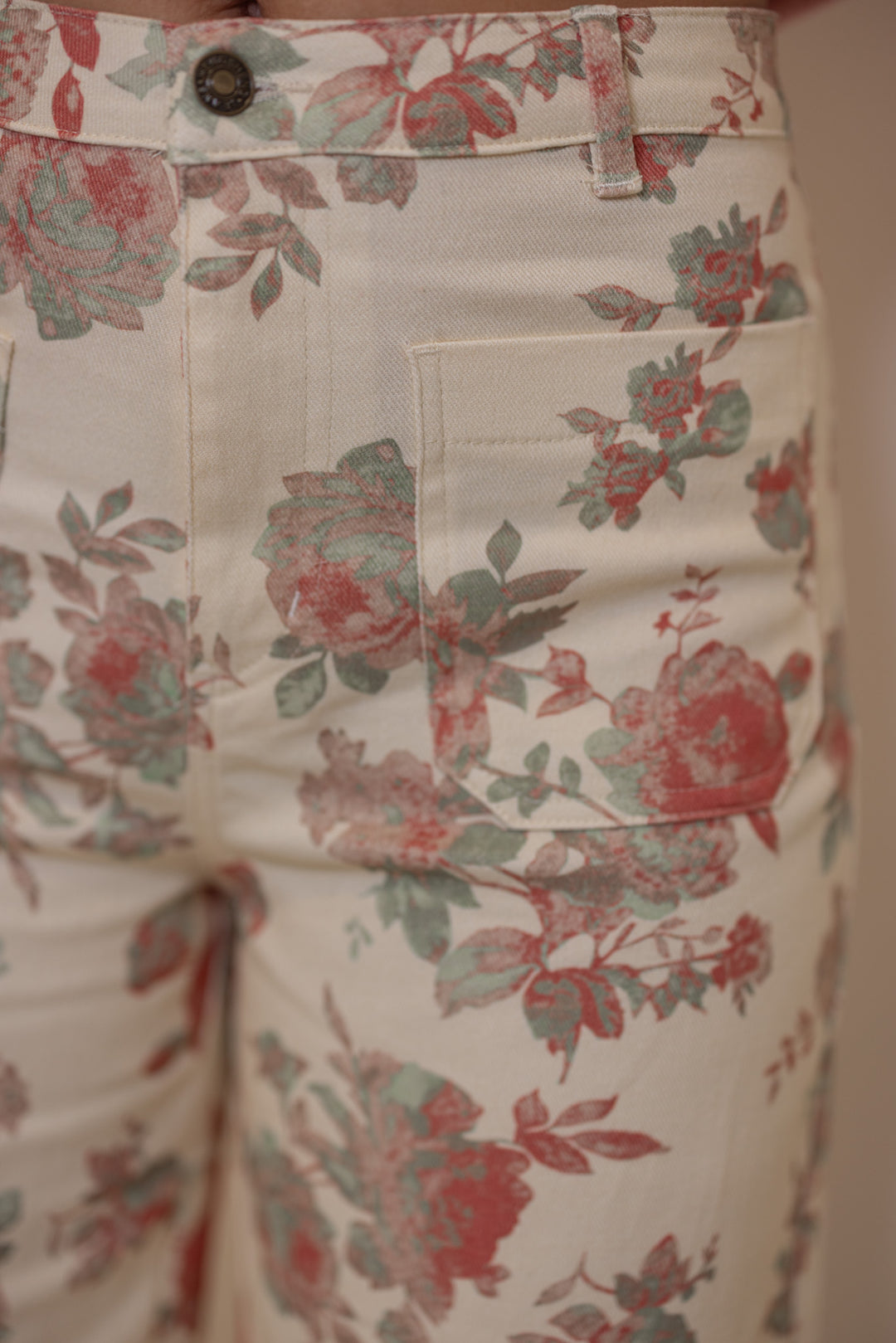 Women's cream twill floral print wide leg pants by Entro showing front pocket