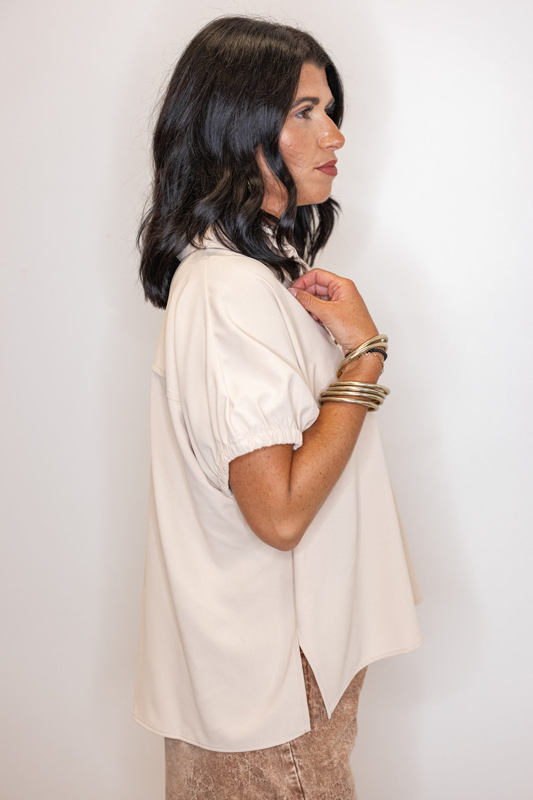 Women's ecru short sleeve top by Entro showing up close side view