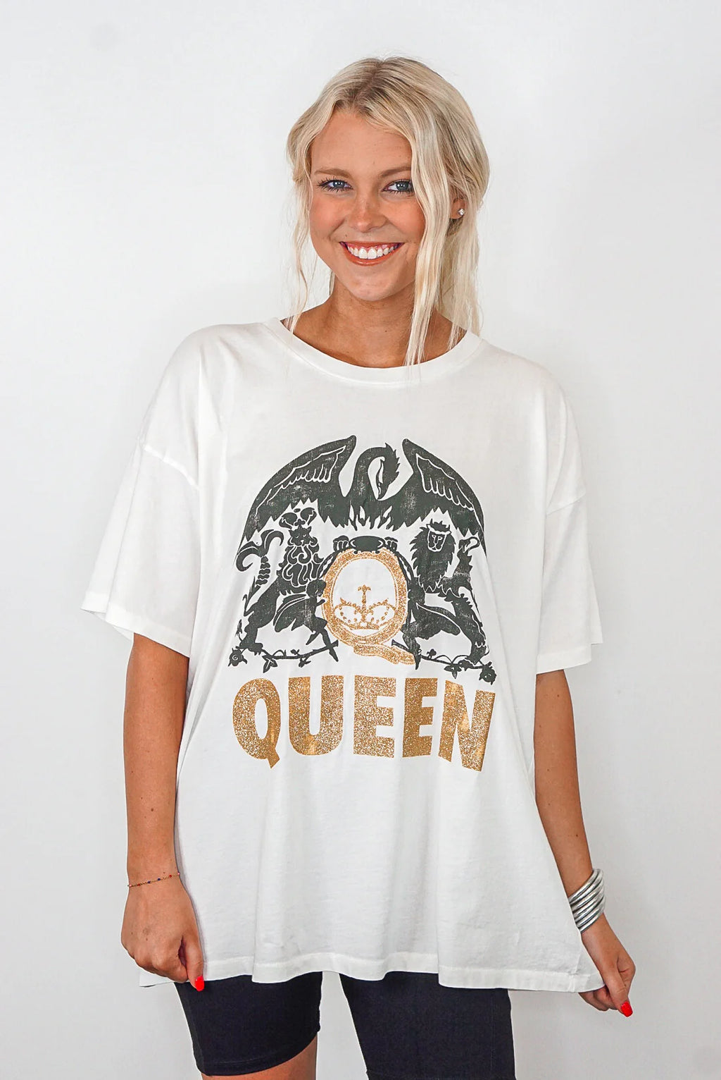 daydreamer queen crest graphic tee