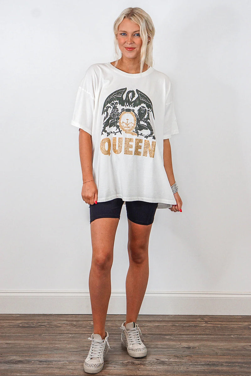 daydreamer queen crest graphic tee