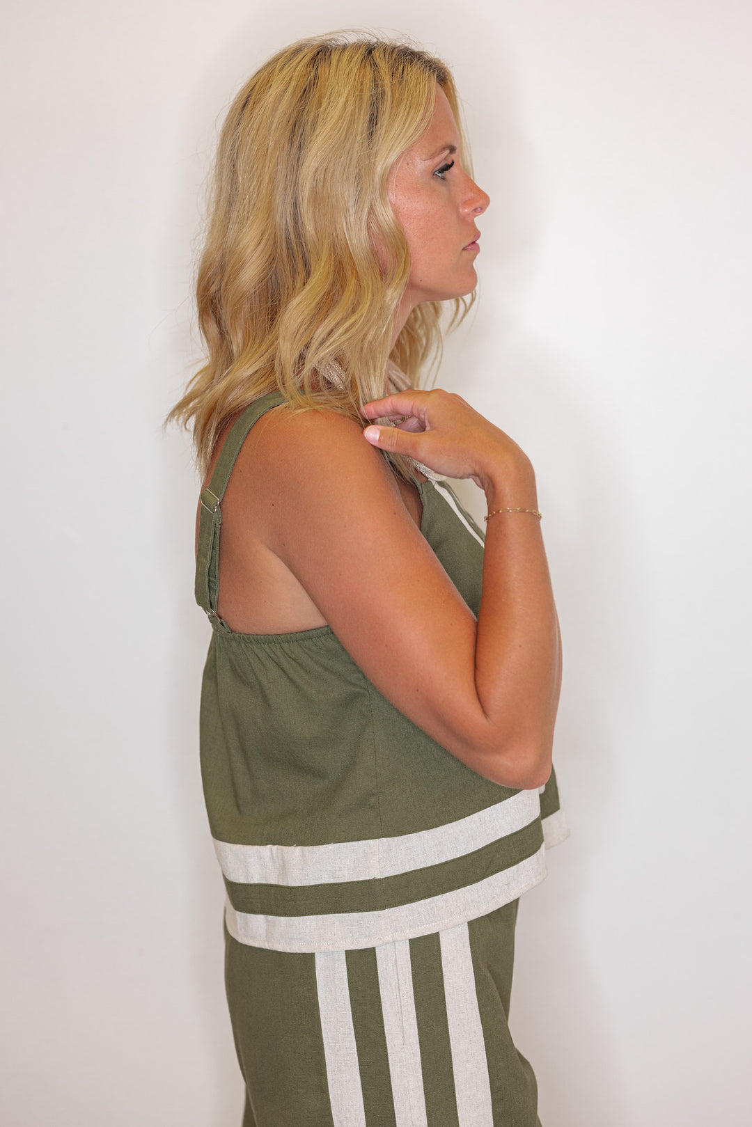 Women's olive green linen sleeveless top with oatmeal trim throughout by Entro showing side view