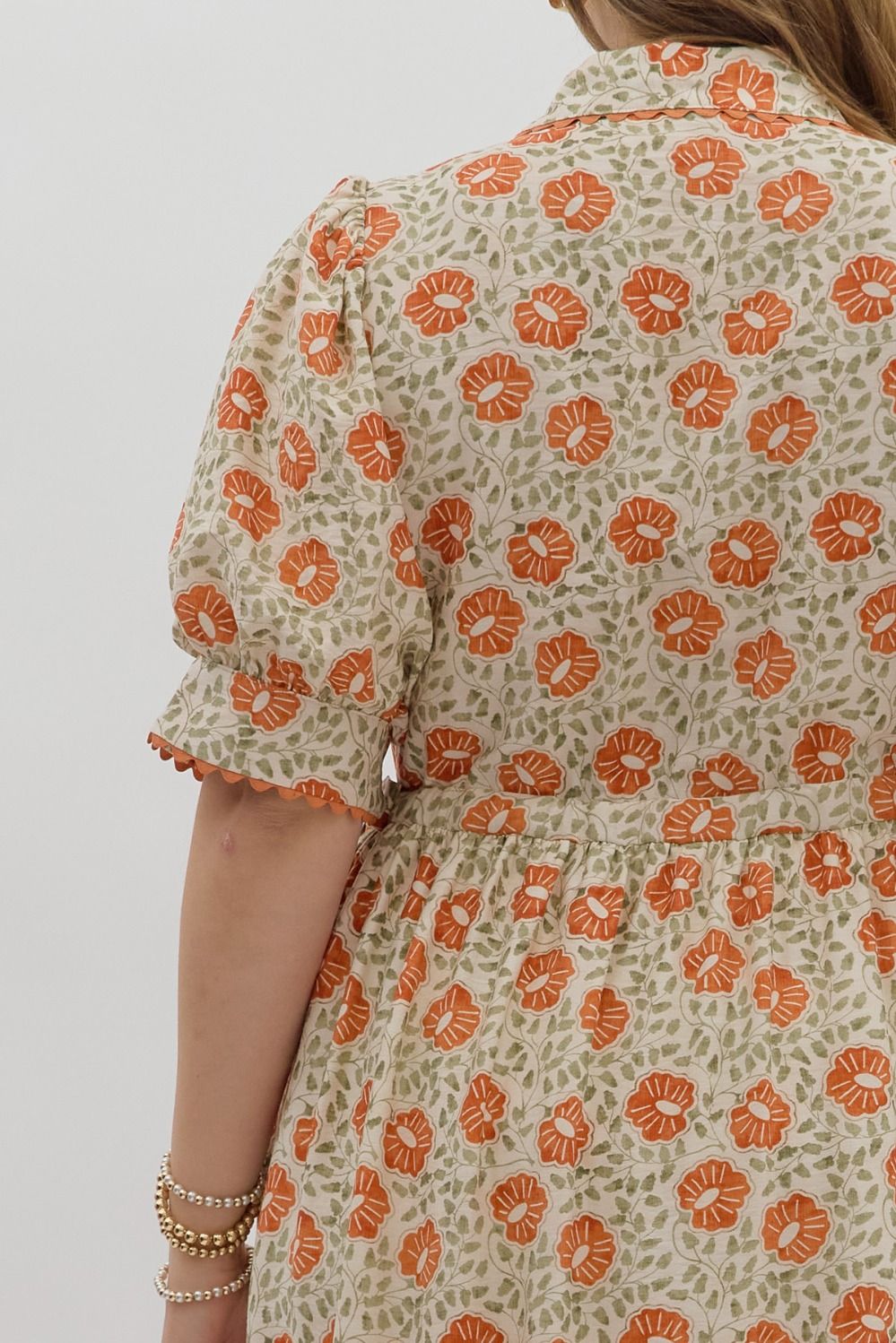 Women's plus size cream button front midi dress with rust floral print by Entro showing up close back view