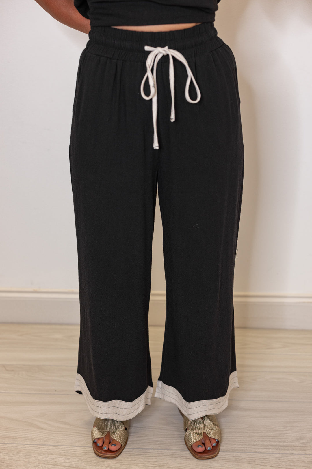 Umgee linen wide leg pants in black with oatmeal scalloped hem by Umgee showing up close front view