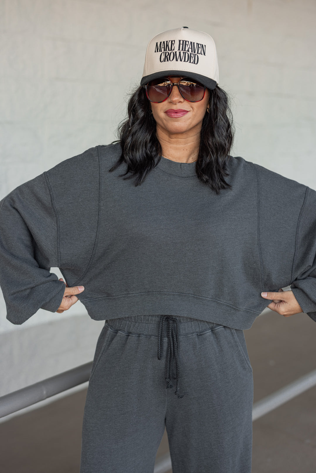 washed black knit cropped pullover top fit pic