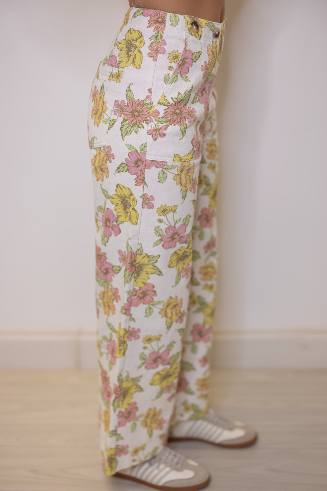 Women's cream twill denim wide leg pants in pink and yellow floral print by Entro showing side pockets
